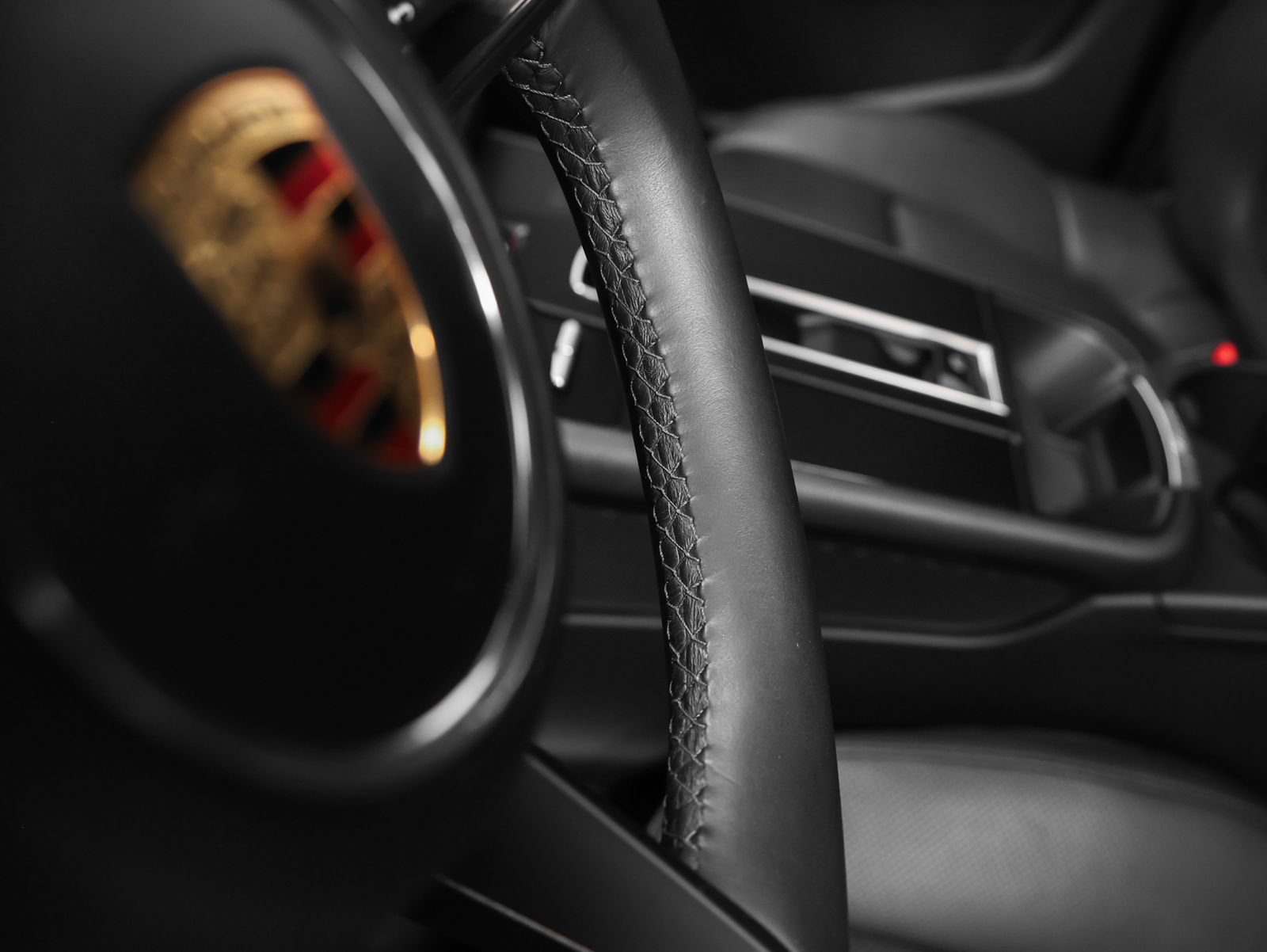 Certified 2024 Porsche Macan AWD/4WD image 32