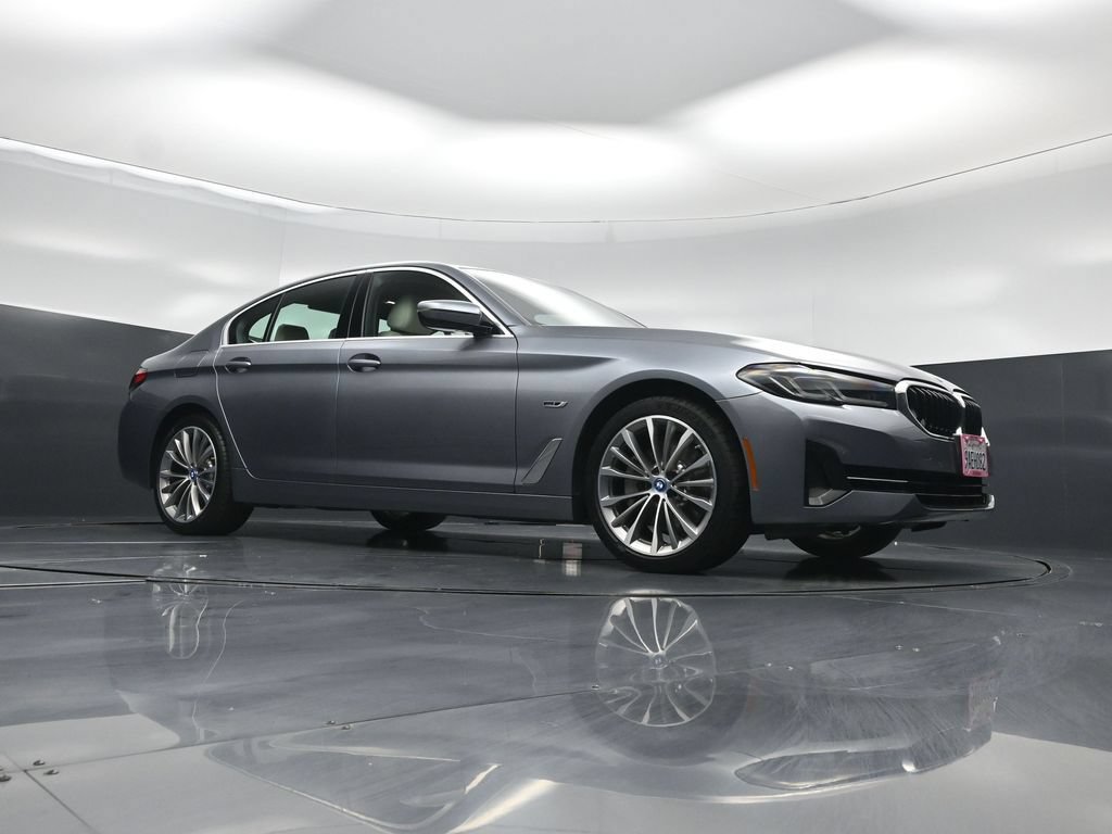 Used 2022 BMW 530e w/ Convenience Package RWD image 4