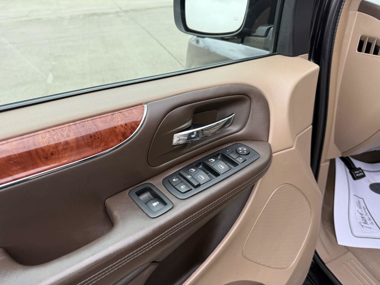 Used 2011 Chrysler Town & Country Touring-L w/ Entertainment Group #2 FWD image 10