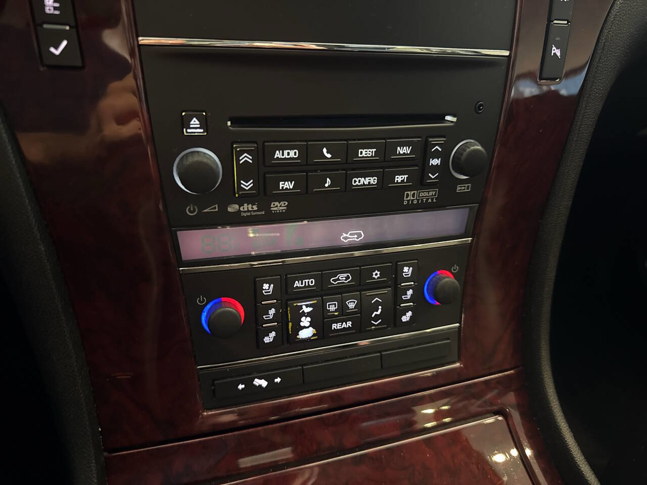 Used 2011 Cadillac Escalade Luxury image 37