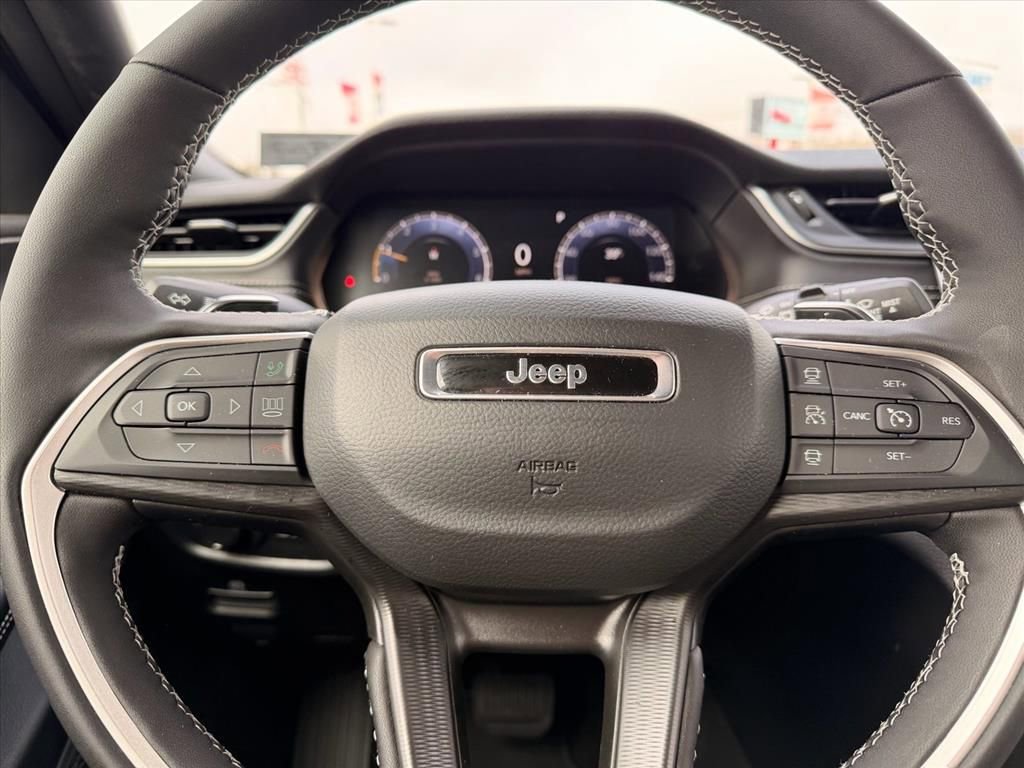 Used 2025 Jeep Grand Cherokee Laredo w/ Luxury Tech Group I AWD/4WD image 12