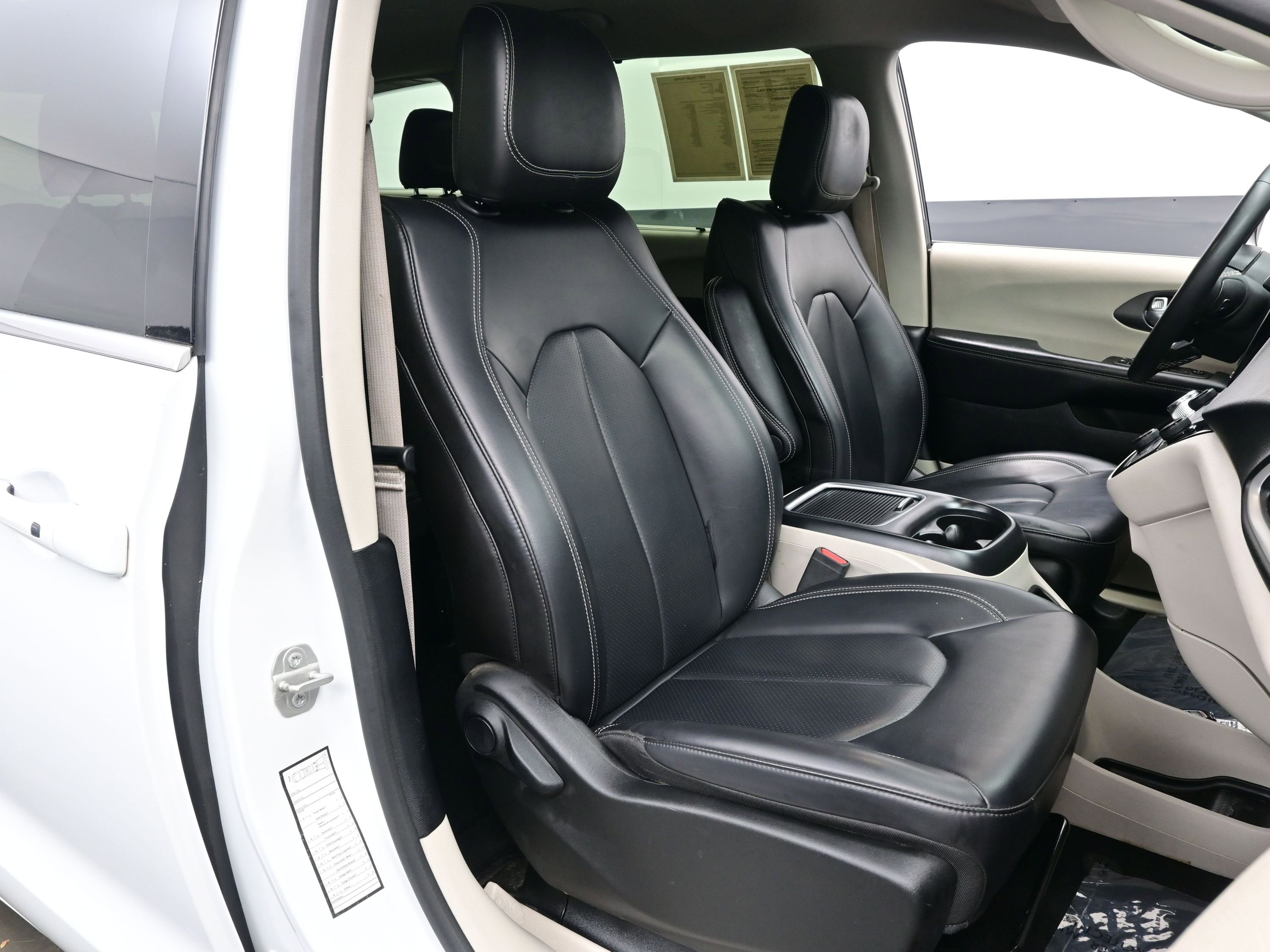 Used 2023 Chrysler Pacifica Touring-L image 14