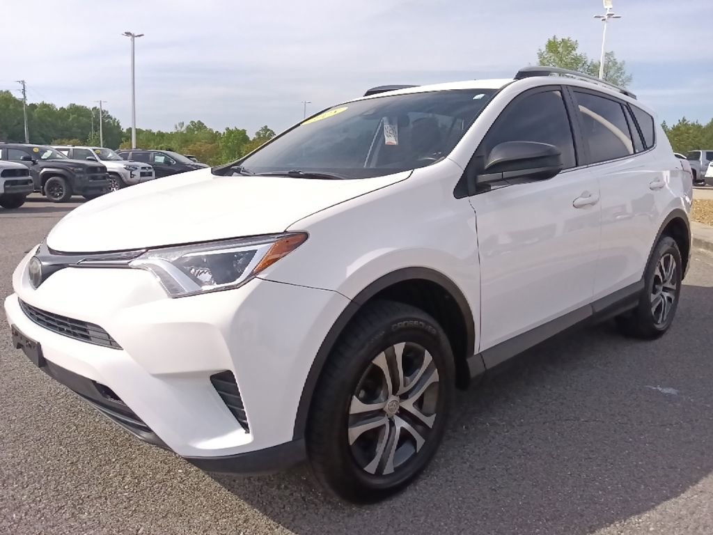Used 2018 Toyota RAV4 LE FWD image 7