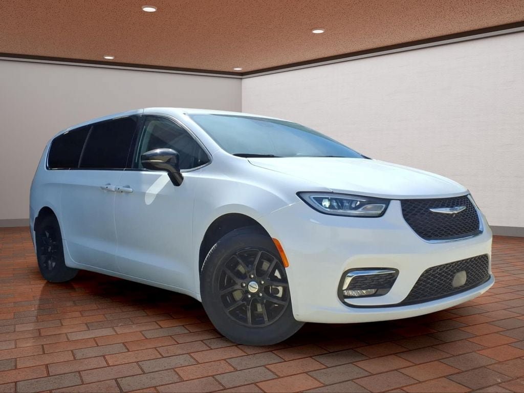 Used 2024 Chrysler Pacifica Touring-L FWD image 3