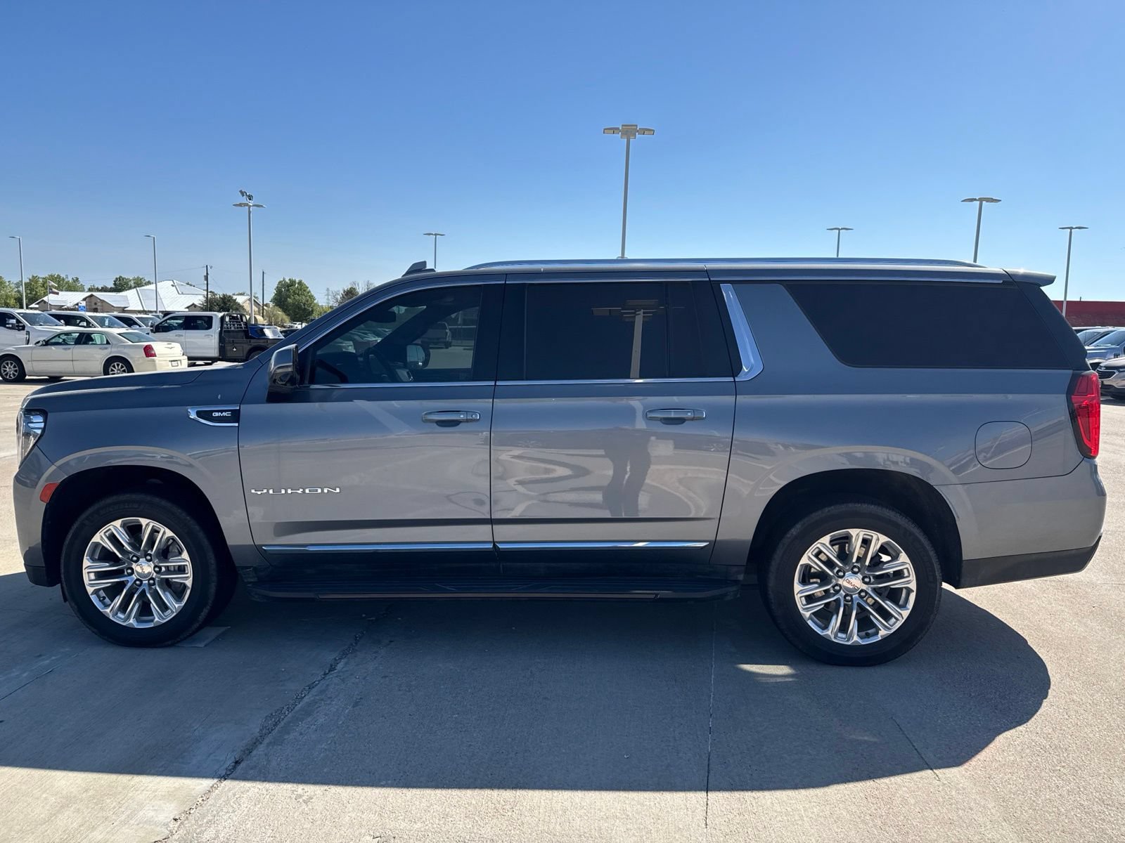 Used 2022 GMC Yukon XL SLT w/ SLT Luxury Package AWD/4WD image 6