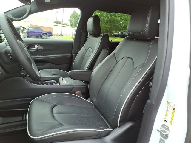 New 2027 Chrysler Pacifica Limited FWD image 12