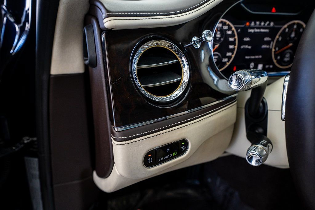Used 2020 Bentley Flying Spur W12 image 37