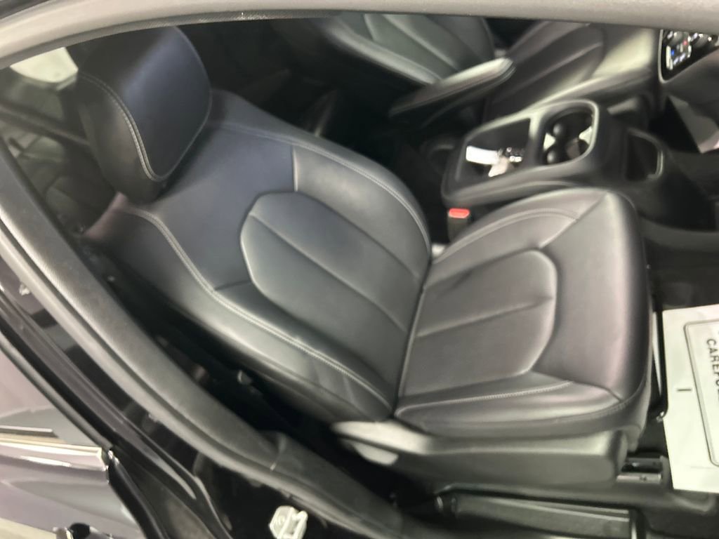 Used 2025 Chrysler Pacifica Select image 26