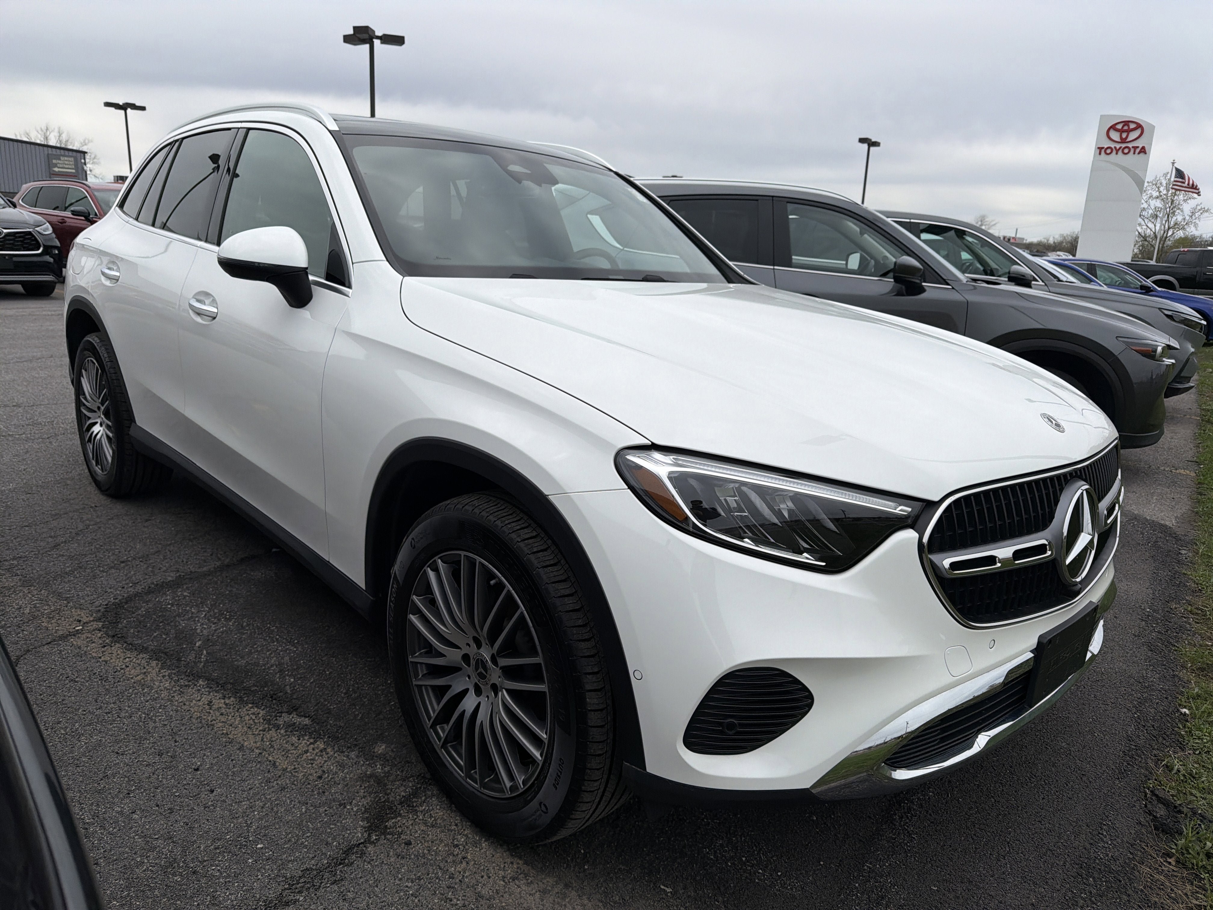Used 2025 Mercedes-Benz GLC 300 4MATIC image 2