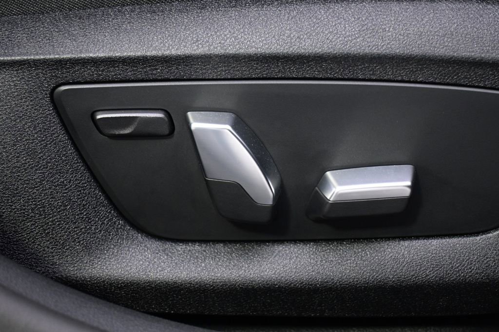 Used 2023 BMW 540i w/ Convenience Package image 17