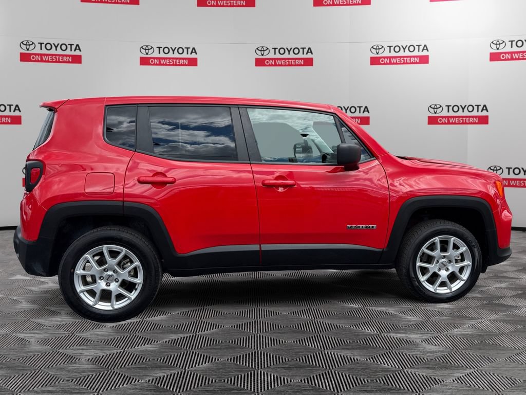 Used 2023 Jeep Renegade Latitude AWD/4WD image 4