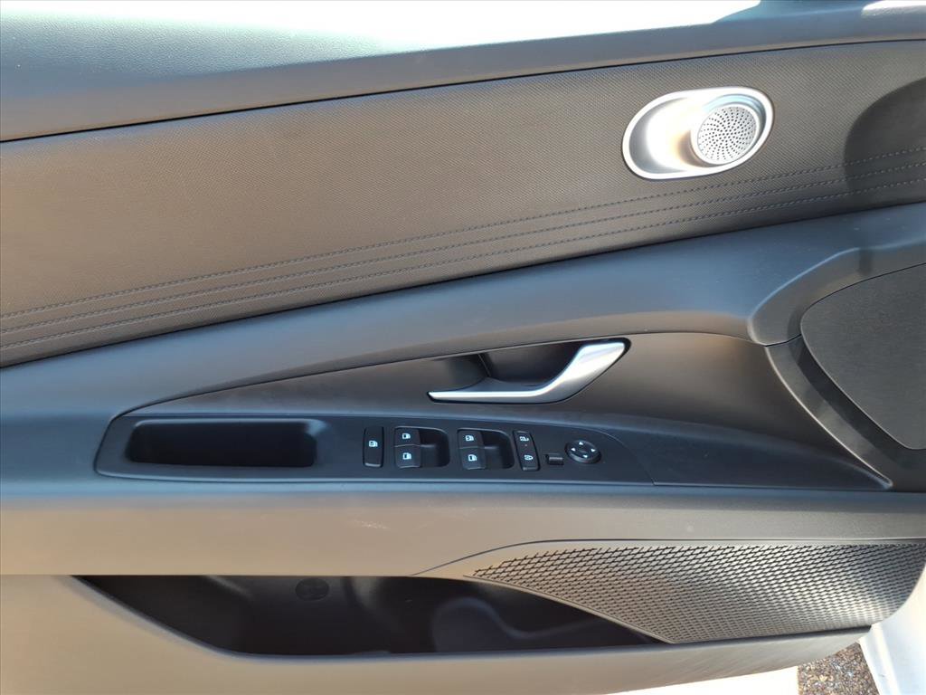 Used 2025 Hyundai Elantra Hybrid FWD image 15