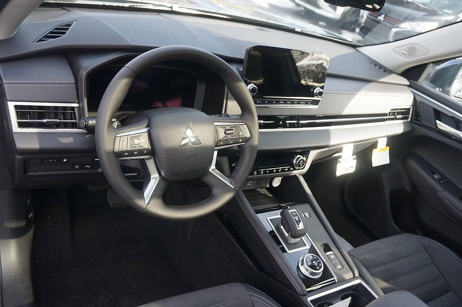 New 2025 Mitsubishi Outlander SE image 27