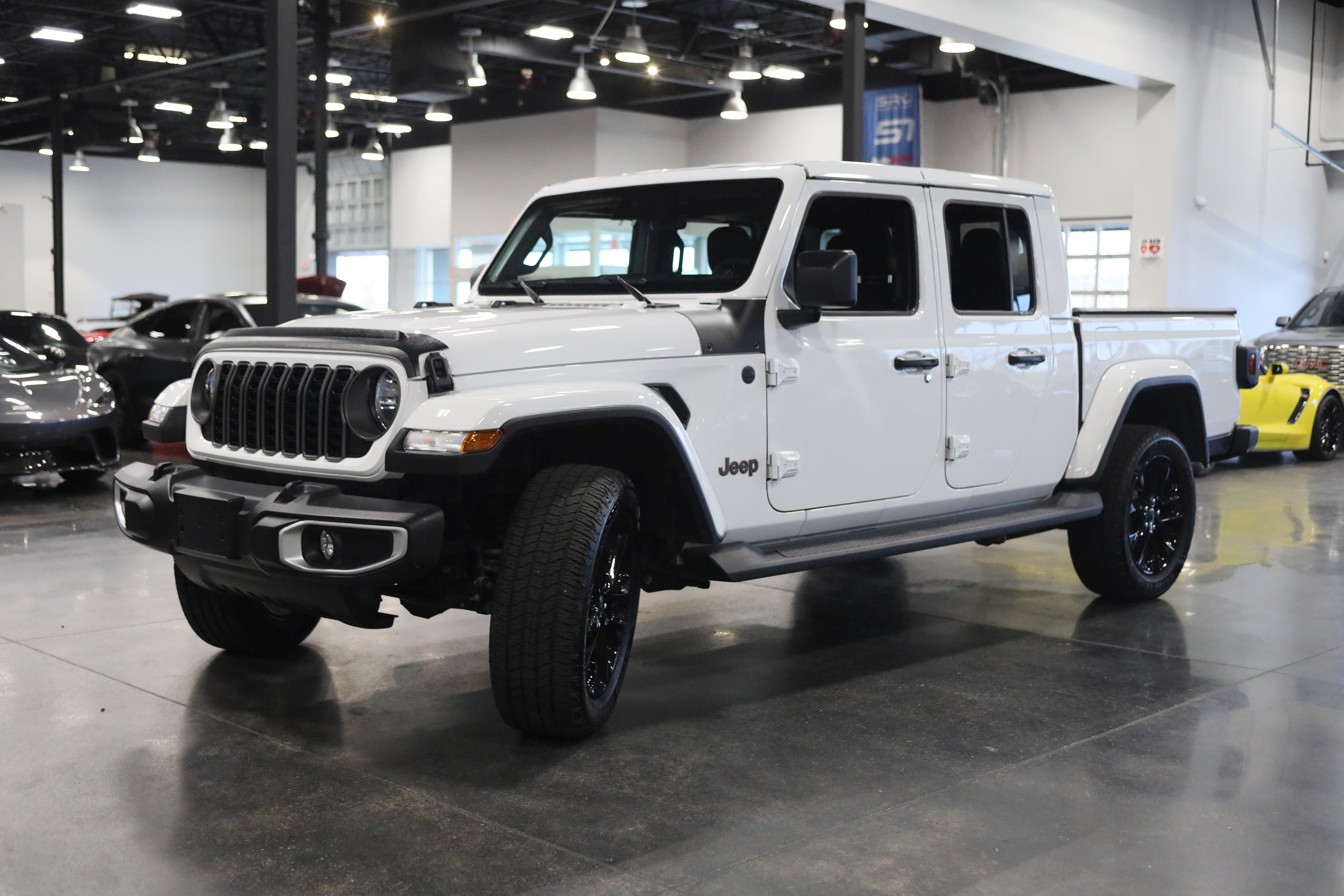 Used 2025 Jeep Gladiator Sport AWD/4WD image 3
