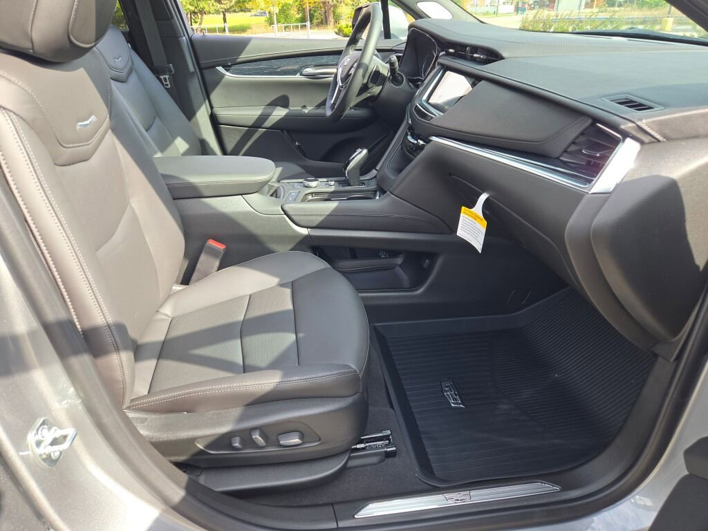 New 2025 Cadillac XT5 Premium Luxury w/ LPO, Floor Liner Package image 9