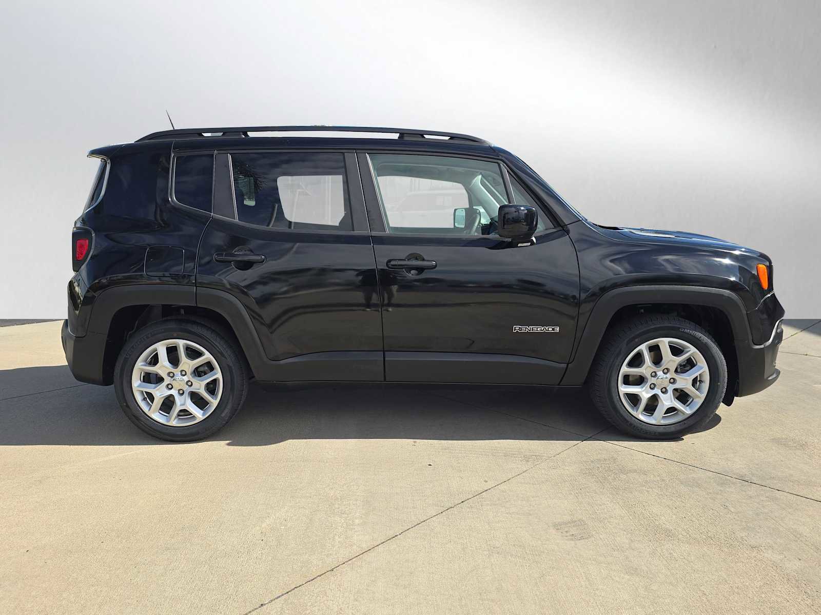 Used 2018 Jeep Renegade Latitude w/ UConnect 8.4 Nav Group image 2