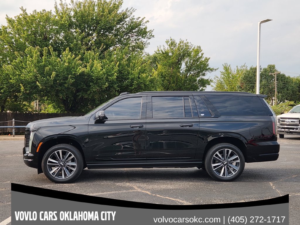 Used 2025 Cadillac Escalade ESV Sport AWD/4WD image 3