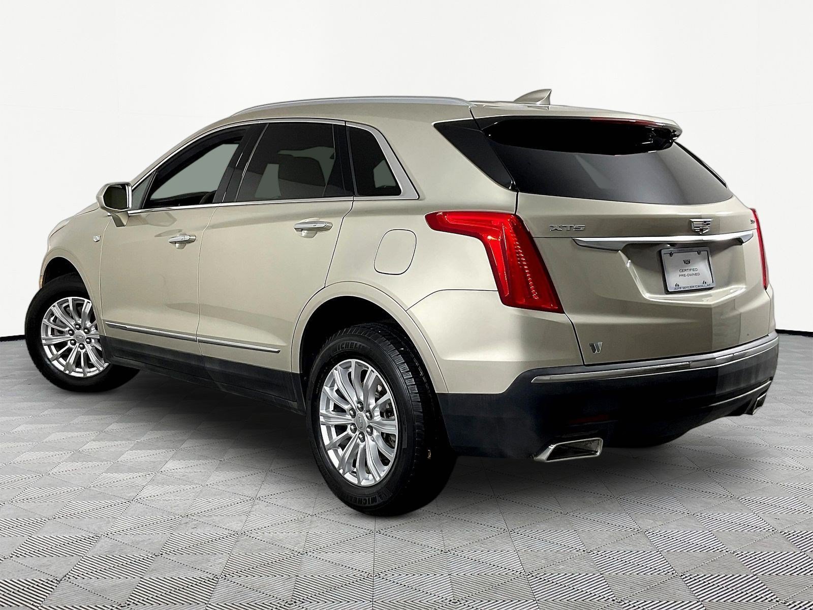 Used 2017 Cadillac XT5 FWD image 4