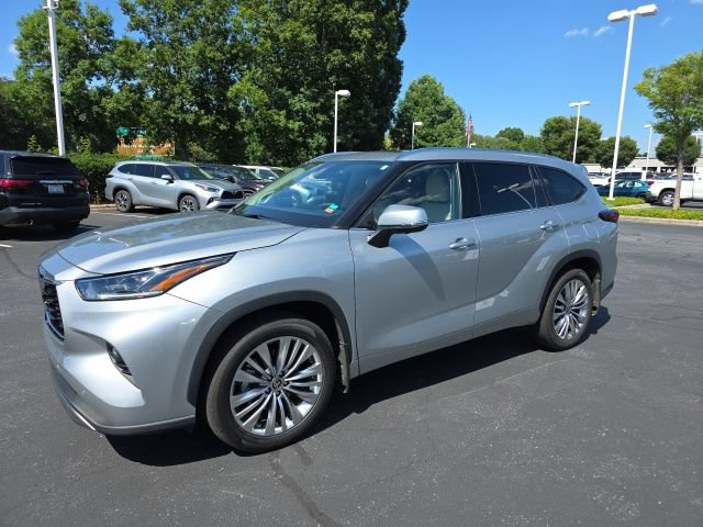 Used 2024 Toyota Highlander Platinum FWD image 4