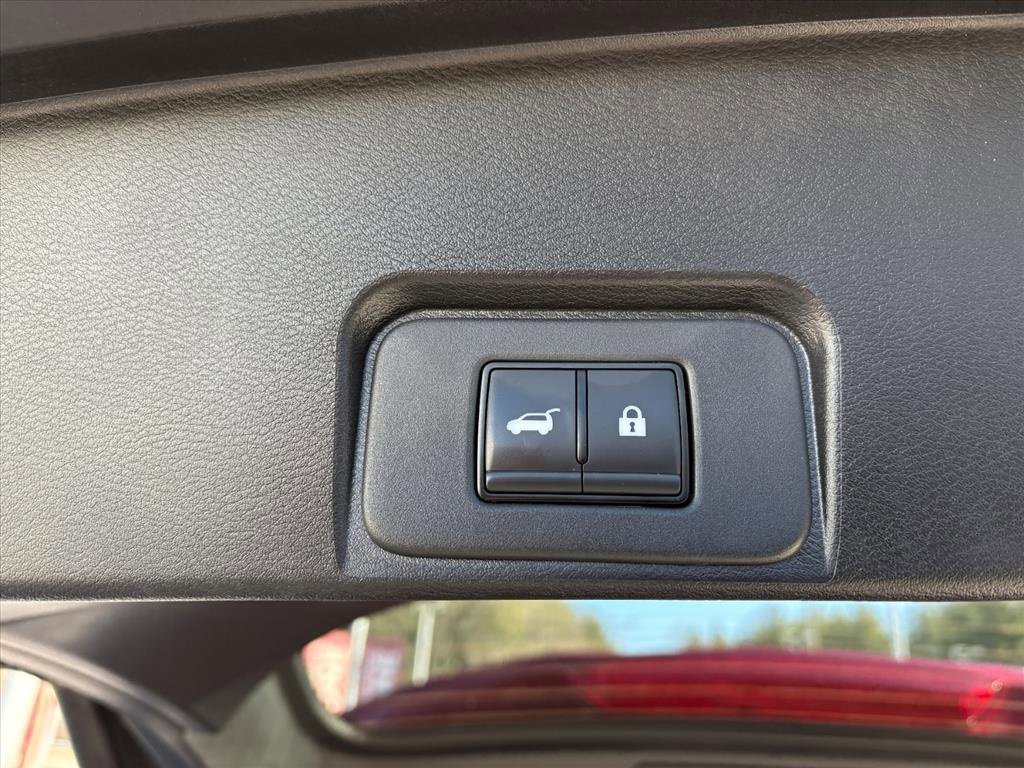 Used 2025 Nissan Rogue SV image 25