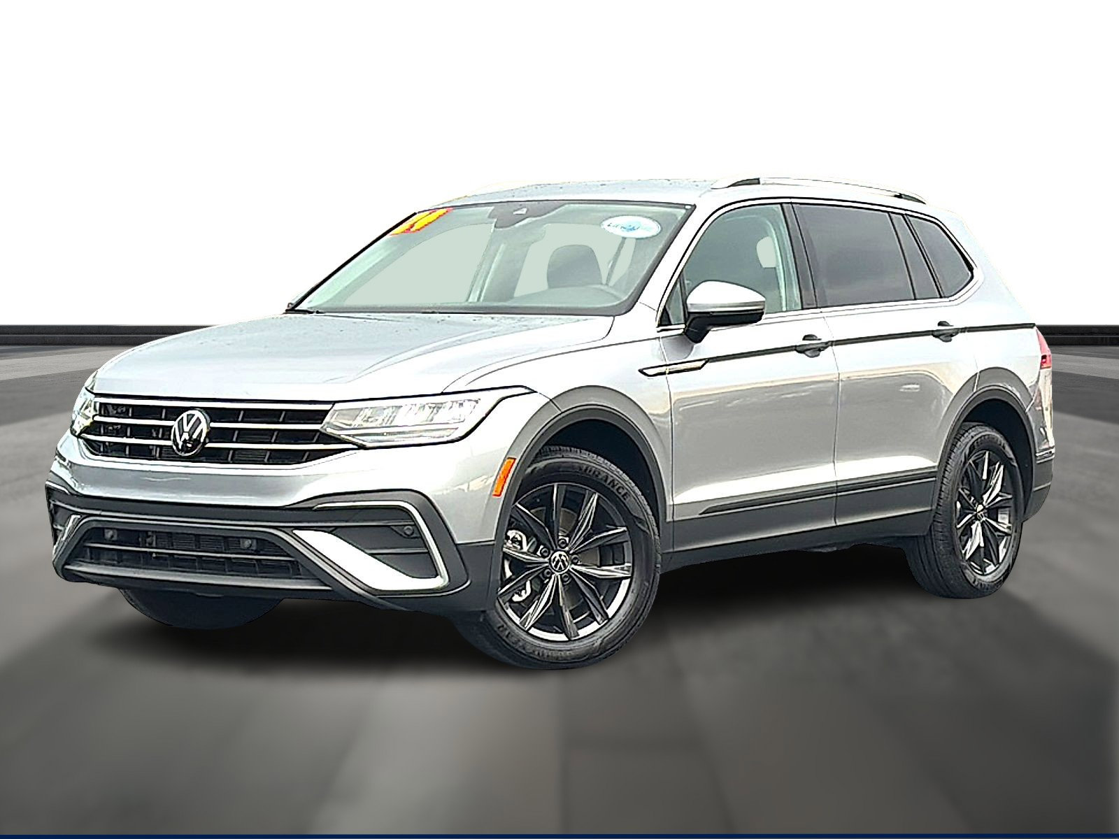 Used 2024 Volkswagen Tiguan SE image 1