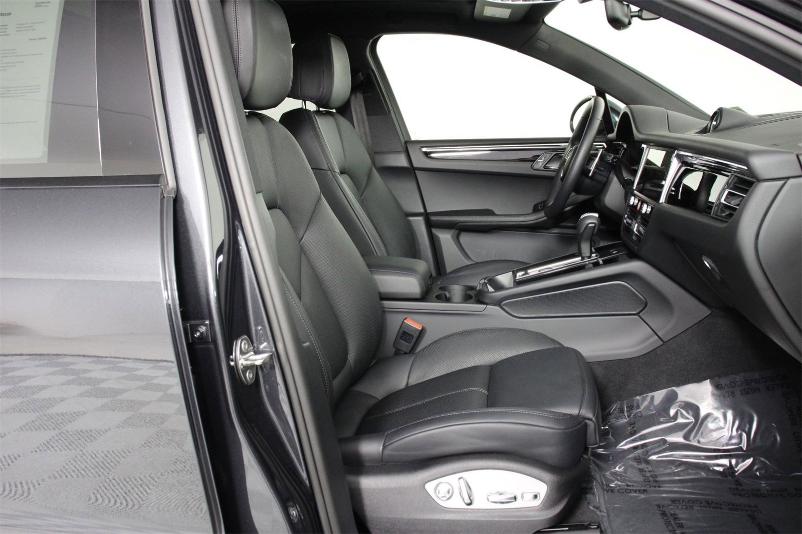 Used 2025 Porsche Macan image 31