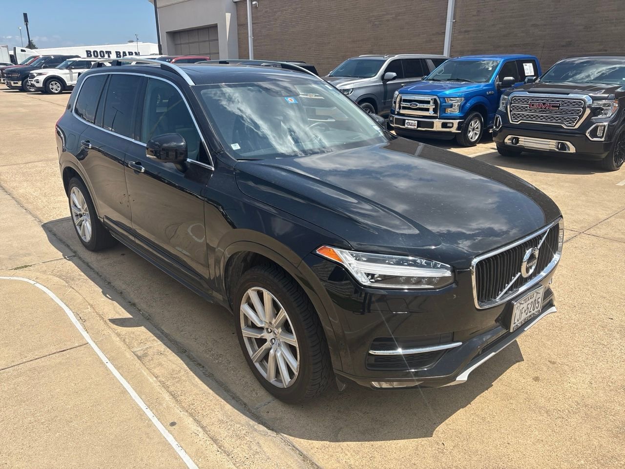 Used 2018 Volvo XC90 T6 Momentum w/ Convenience Package AWD/4WD image 4