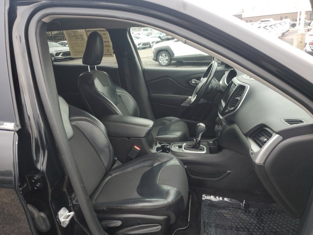 Used 2018 Jeep Cherokee Latitude Plus w/ Cold Weather Group AWD/4WD image 44