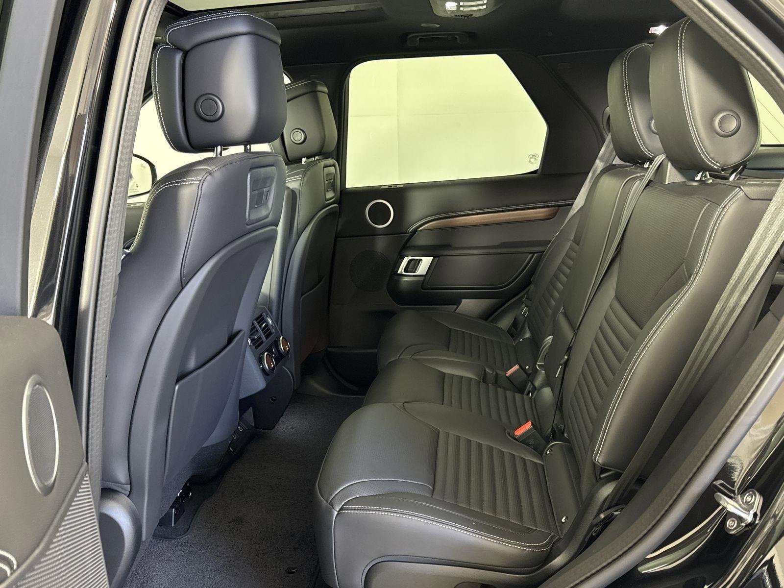 Certified 2025 Land Rover Discovery Dynamic SE image 29