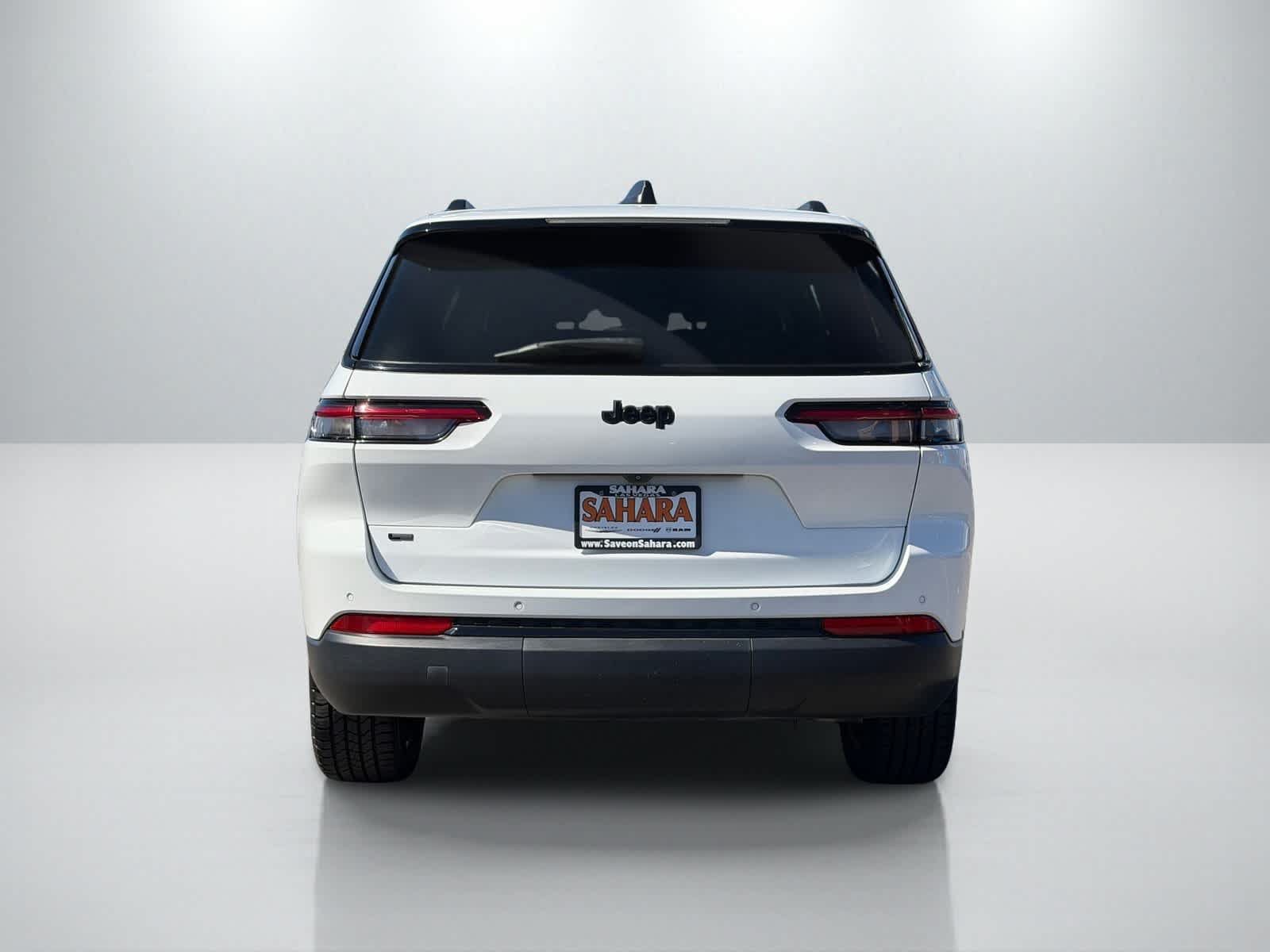 Used 2023 Jeep Grand Cherokee L Laredo RWD image 5