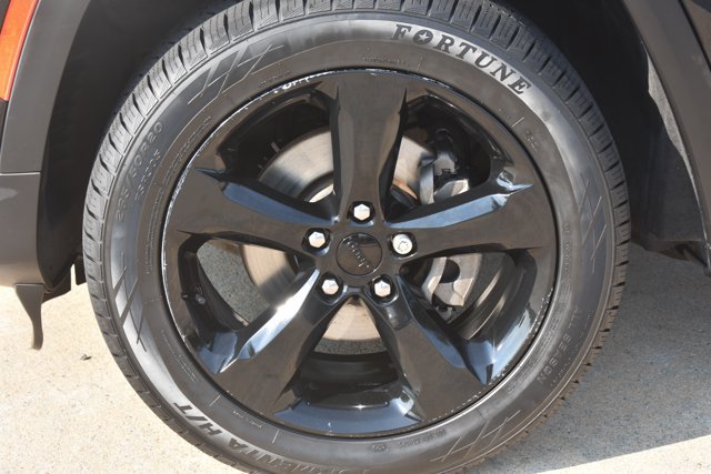 Used 2023 Jeep Grand Cherokee Altitude RWD image 9