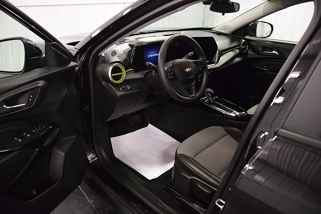 Used 2024 Chevrolet Trax LT w/ Sunroof Package FWD image 13