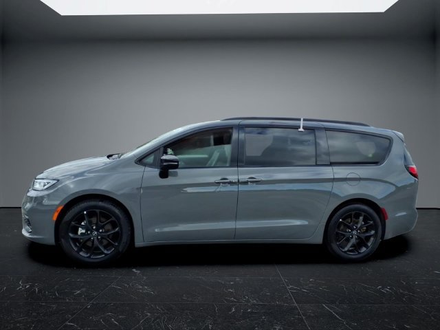 Used 2025 Chrysler Pacifica Limited FWD image 7