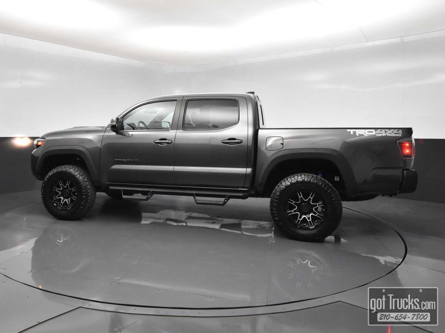 Used 2018 Toyota Tacoma TRD Off-Road AWD/4WD image 3