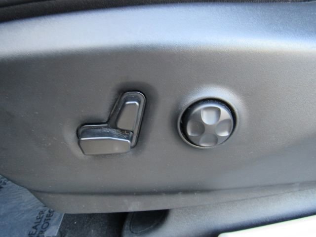 Used 2024 Chrysler Pacifica Touring-L FWD image 15