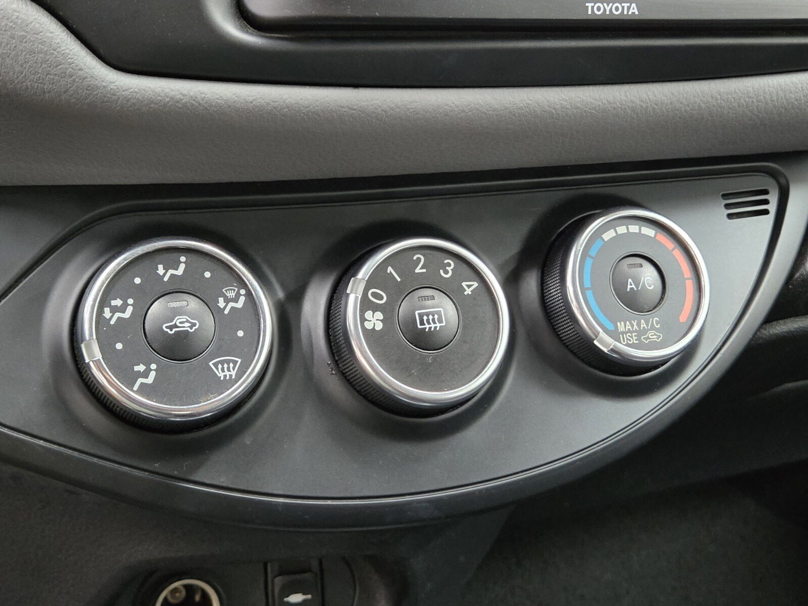 Used 2015 Toyota Yaris L image 17