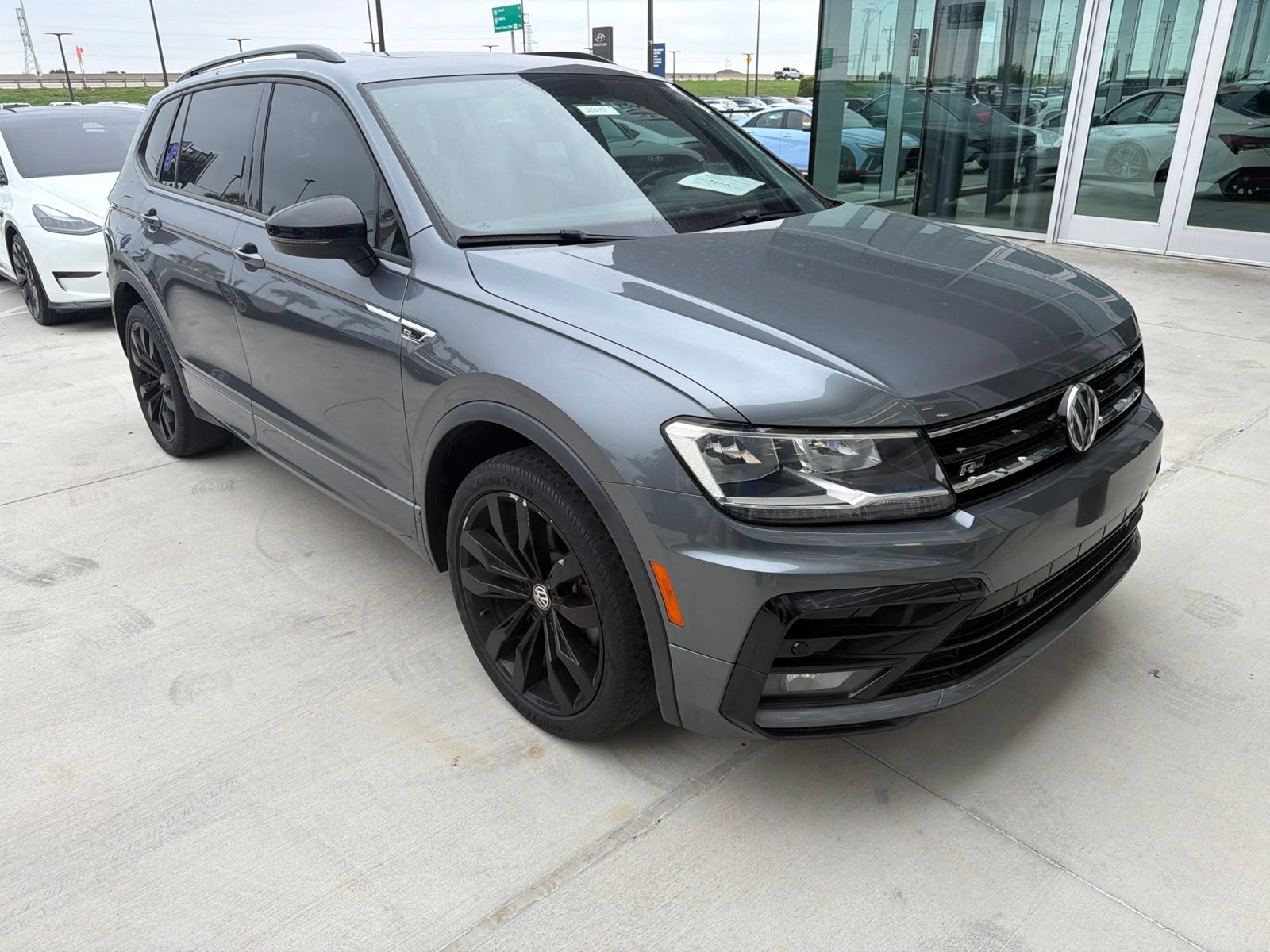Used 2021 Volkswagen Tiguan SE R-Line FWD image 2