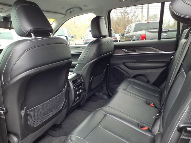 Used 2023 Jeep Grand Cherokee Limited w/ Black Appearance Package AWD/4WD image 16