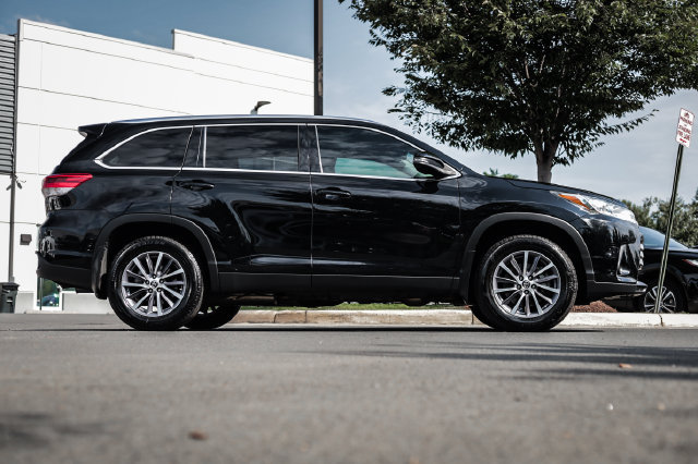 Used 2019 Toyota Highlander XLE AWD/4WD image 11
