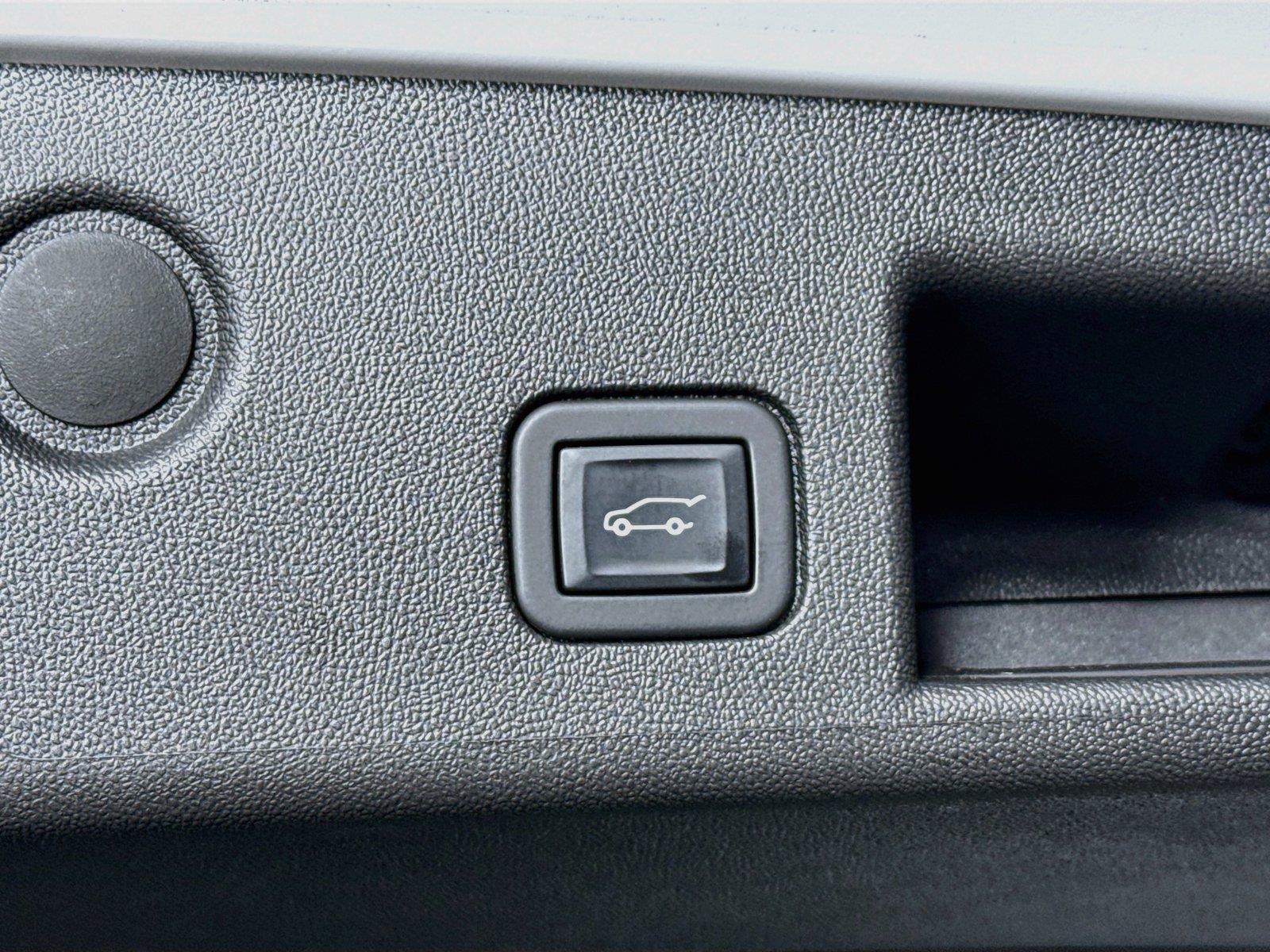 Used 2022 Chevrolet Equinox RS w/ RS Leather Package FWD image 43