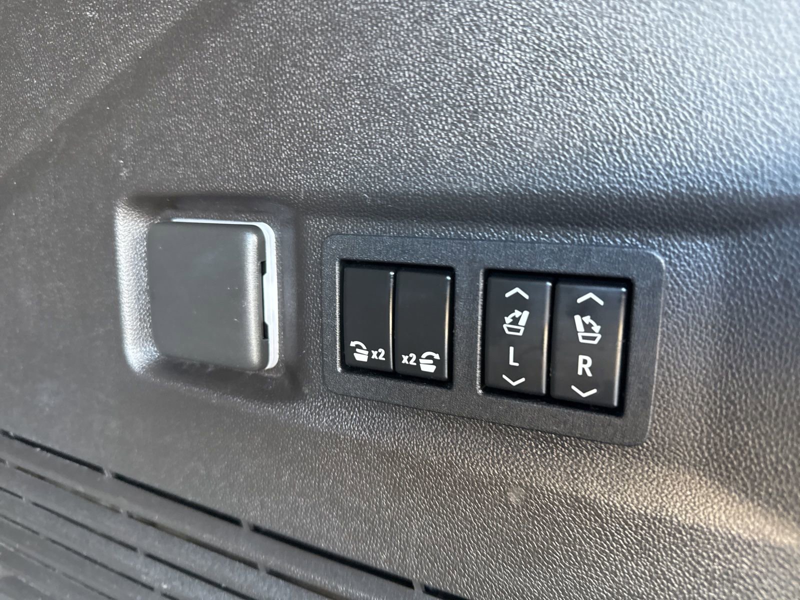 Used 2021 Chevrolet Tahoe High Country image 15