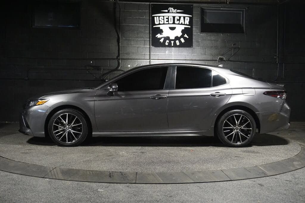 Used 2022 Toyota Camry SE FWD image 2