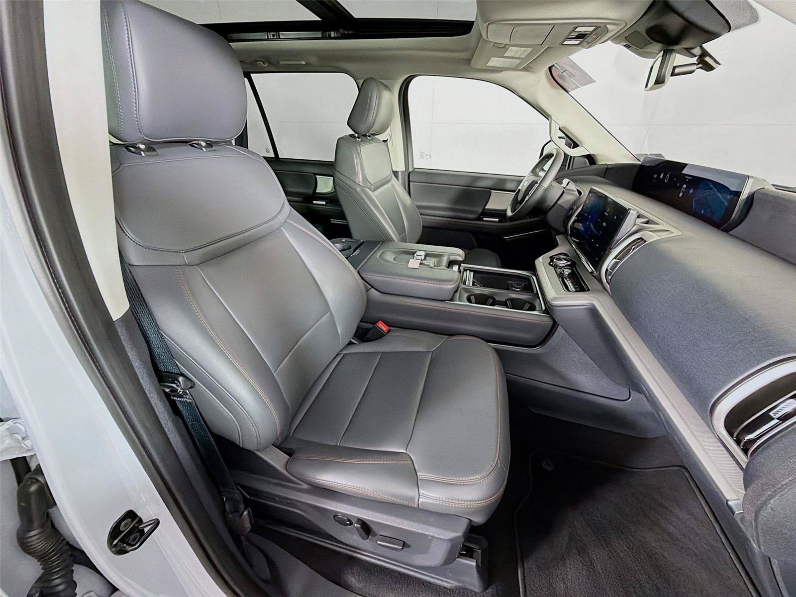 Used 2025 Ford Expedition Active AWD/4WD image 31