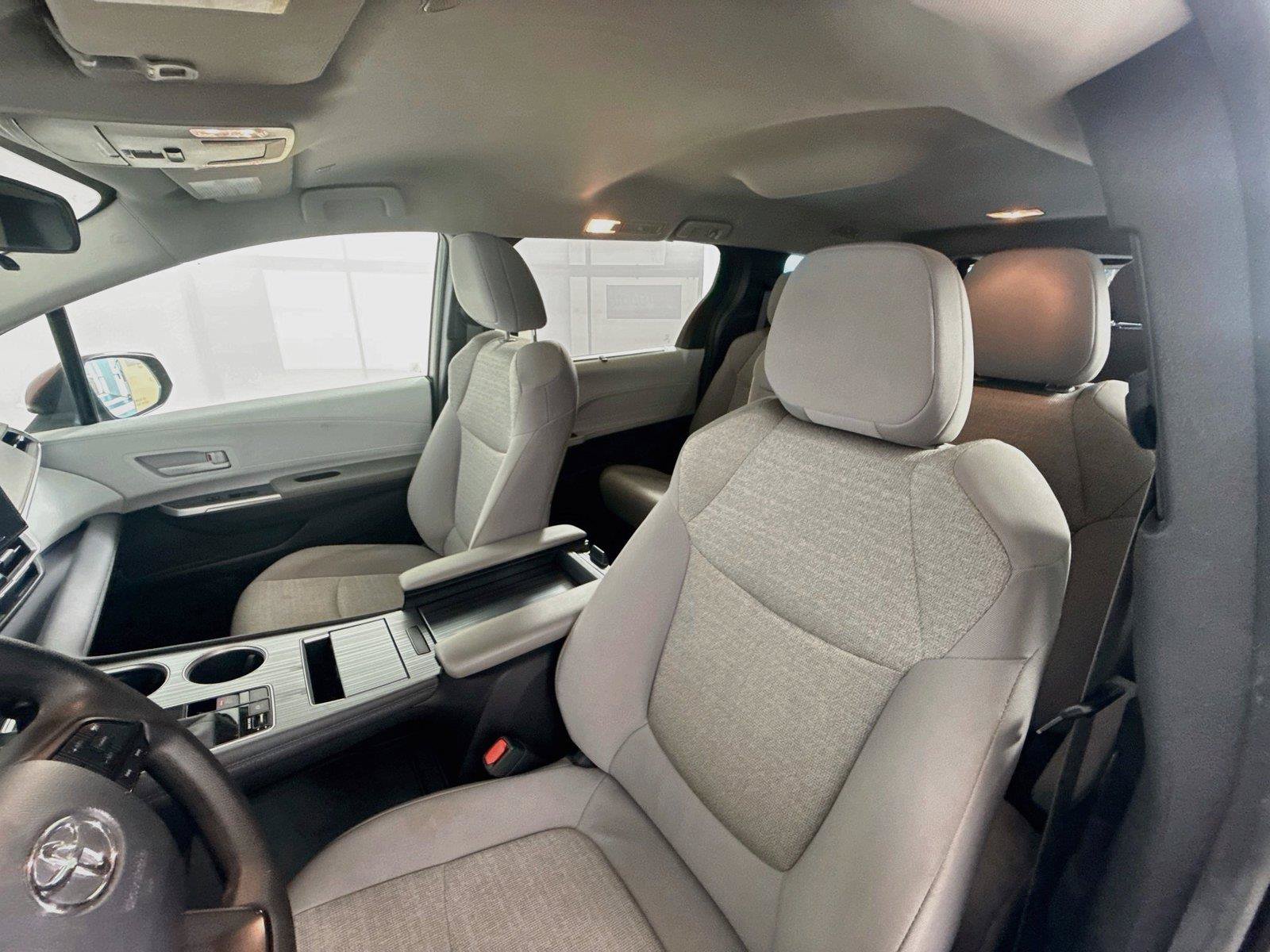 Used 2025 Toyota Sienna LE FWD image 12