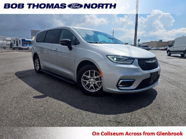 Used 2024 Chrysler Pacifica Touring-L FWD image 1