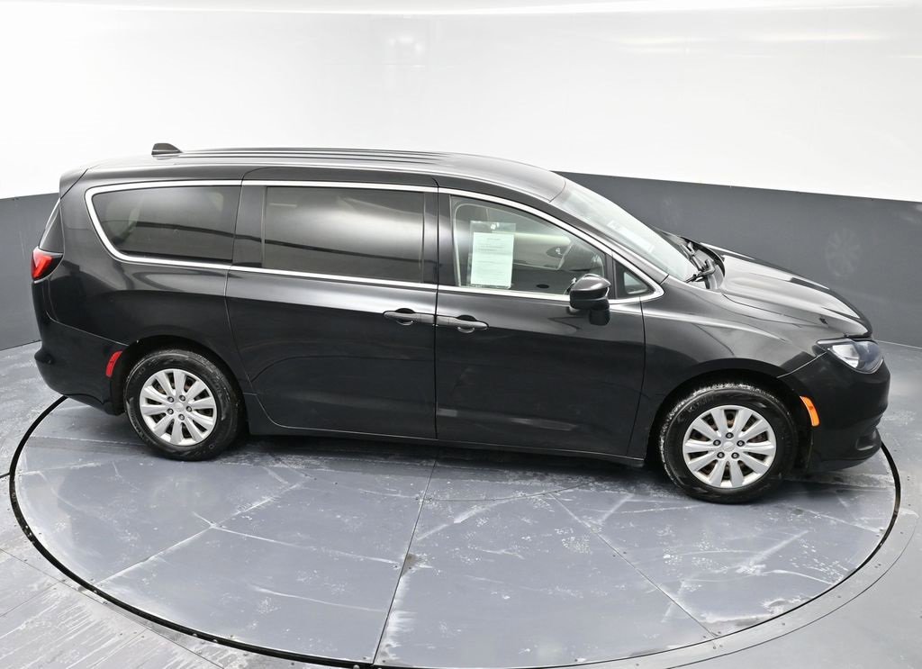 Used 2020 Chrysler Voyager L image 44
