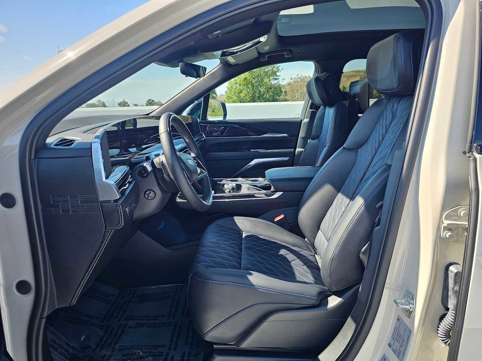 New 2026 Cadillac Escalade IQL Sport 1 w/ LPO, Floor Liner Package AWD/4WD image 24