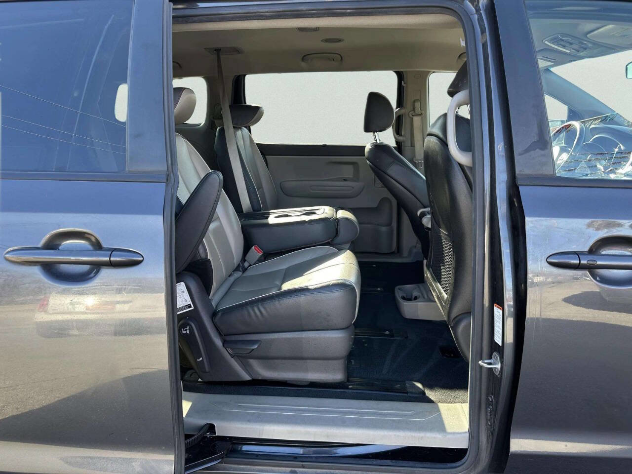 Used 2017 Kia Sedona LX w/ LX Essentials Premium Package image 18