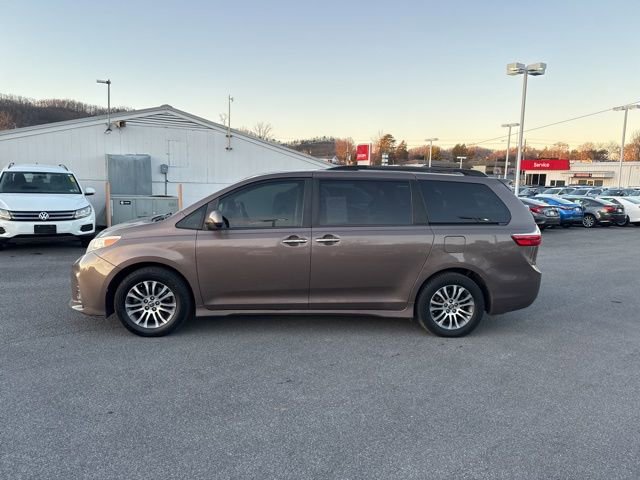 Used 2018 Toyota Sienna XLE w/ XLE Navigation Package image 5