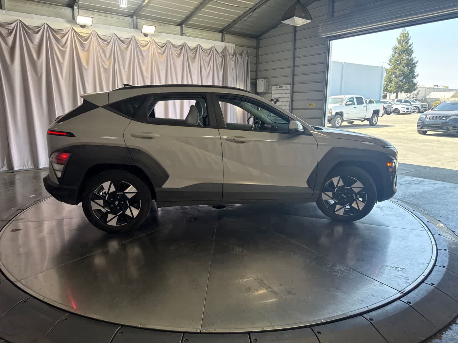 Used 2024 Hyundai Kona SEL FWD image 4
